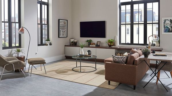 Alternative Text: Living room with chairs, tables and TV