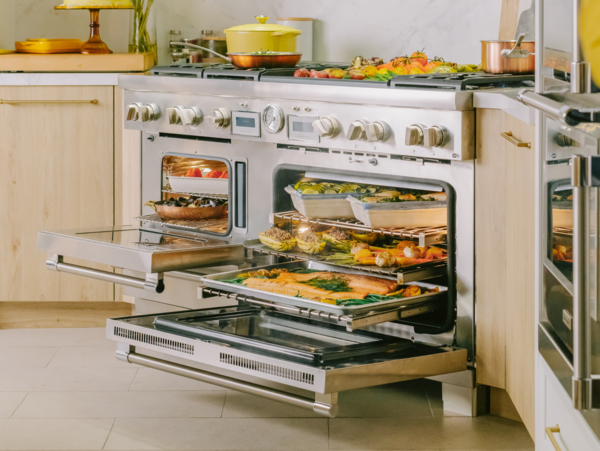 https://media3.bsh-group.com/Images/600x/19813094_PRD606WESG-thermador-60-inch-commercial-depth-range-steam-oven-dual-zone-double-griddle-food-shot-doors-open_1920x1440.png
