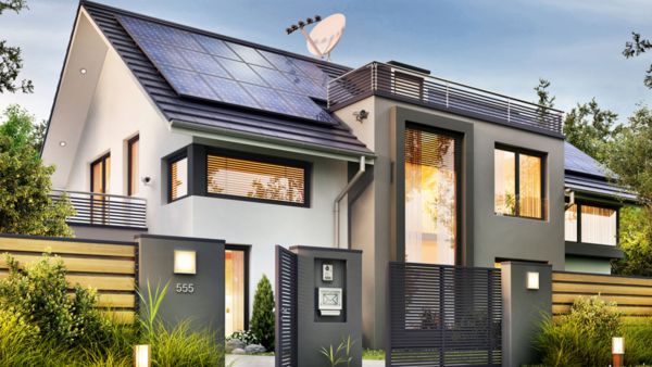 Une maison équipée de panneaux solaires.