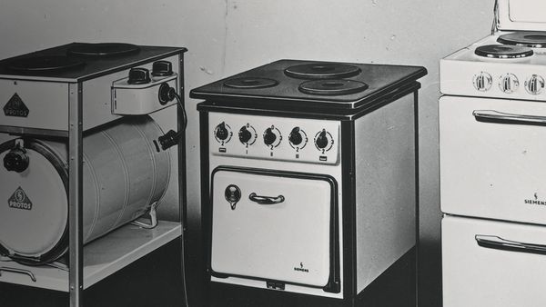 Tre forni elettrici d&lsquo;epoca uno accanto all&lsquo;altro: un modello compatto dotato di bruciatori, uno di dimensioni medie con una porta di colore bianco e uno ancora pi&ugrave; grande con diversi bruciatori.