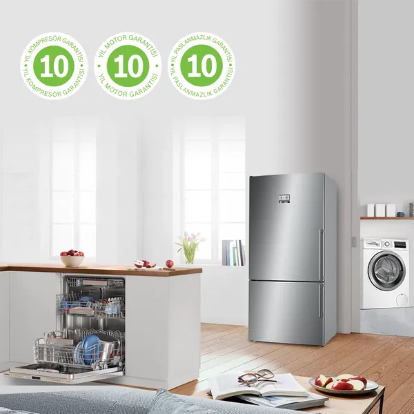 Buzdolabı, çamaşır makinesi ve bulaşık makinesi dahil olmak üzere mutfak aletleri, modern, minimalist bir ev ortamında.