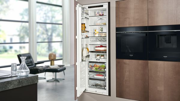 Ein geöffneter Siemens Einbau-Kühlschrank. Dargestellt werden soll Türöffnung durch Sprachsteuerung.