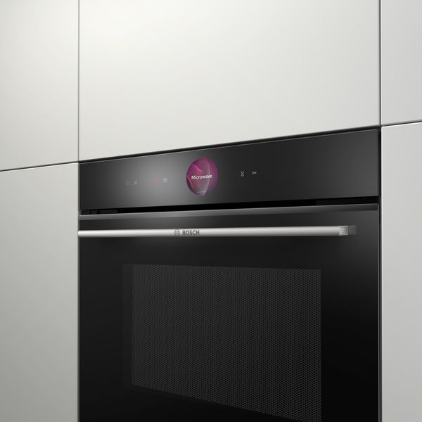 Ein Bosch Backofen mit Mikrowellenfunktion in einer modernen K&uuml;che.