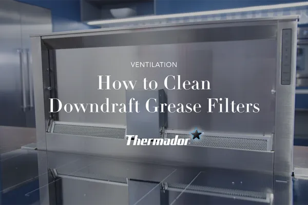 Comment nettoyer les filtres à graisse de la ventilation à aspiration descendante