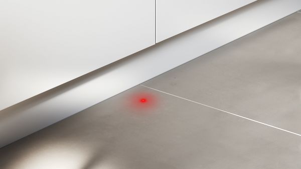 Info Light: der rote Punkt am boden zeigt an, ob der Geschirrspüler noch aktiv ist.