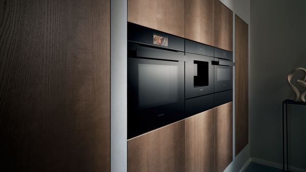 Küchenfront mit einem eingebauten iQ700 Backofen.