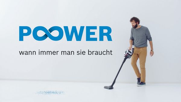 Ein Mann h&auml;lt einen Bosch Akku-Staubsauger in der Hand.