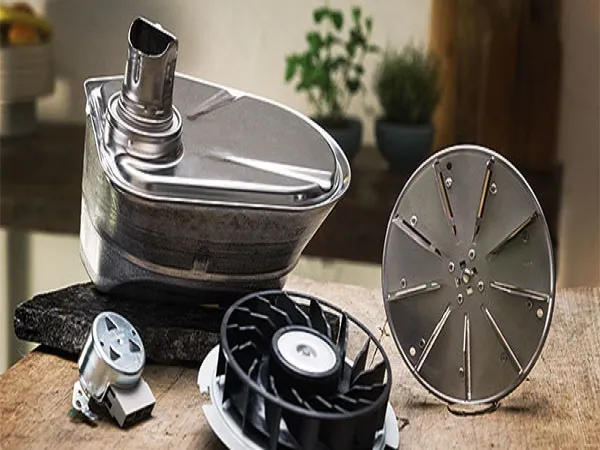 Un assortiment de pièces détachées disposées sur une surface en bois. 