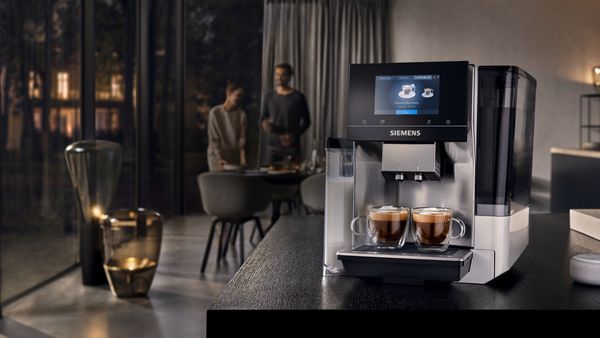 Kaffeevollautomaten-Kaufberatung: Kaffevollautomat im Vordergrund und Personen im Hintergrund