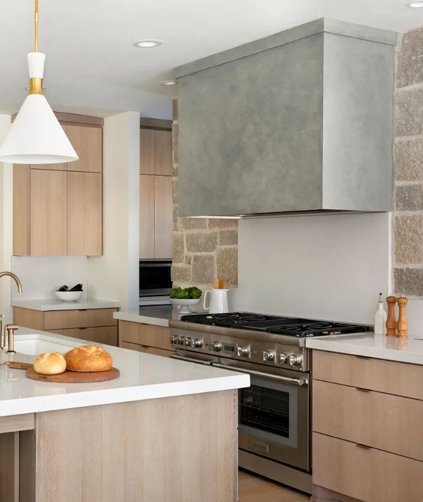 Cuisine avec mur de dalles derrière la cuisinière