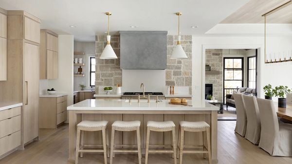 Cuisine avec mur de dalles derrière la cuisinière