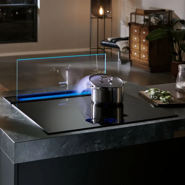 Pan cooking on hob with glassdraft air