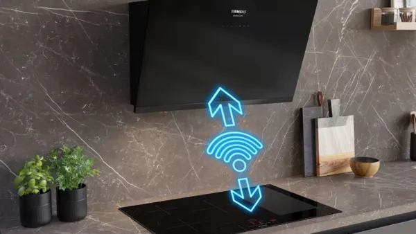 Neon Wi- Fi ikona sygnału na liczniku kuchni z czarnym marmurem powierzchni, doniczkowych roślin i urządzeń kuchennych.