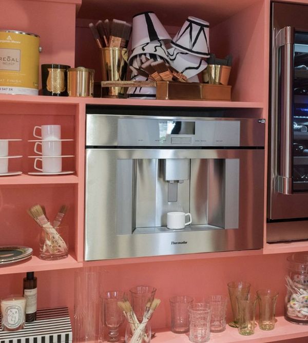 Machine à café Thermador et réfrigérateur à vin Thermador site Web + IG – pas de designer mentionné