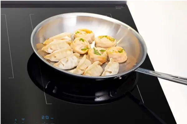 Surfaces et tables de cuisson à induction haut de gamme Thermador avec poêle en mode CookSmart