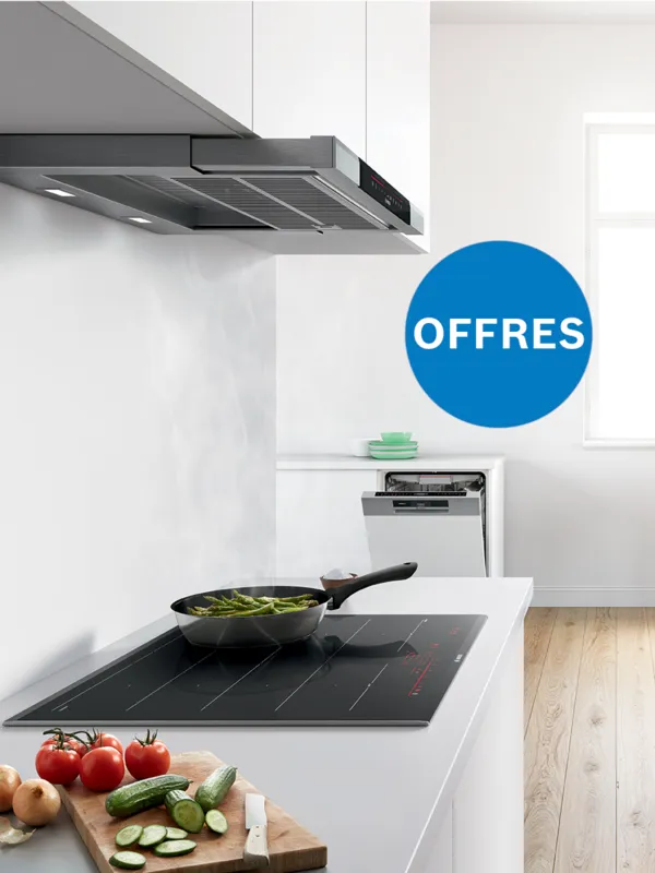 Cuisine avec cuisinière, four et légumes sur le comptoir. Panneau « Offres » visible.