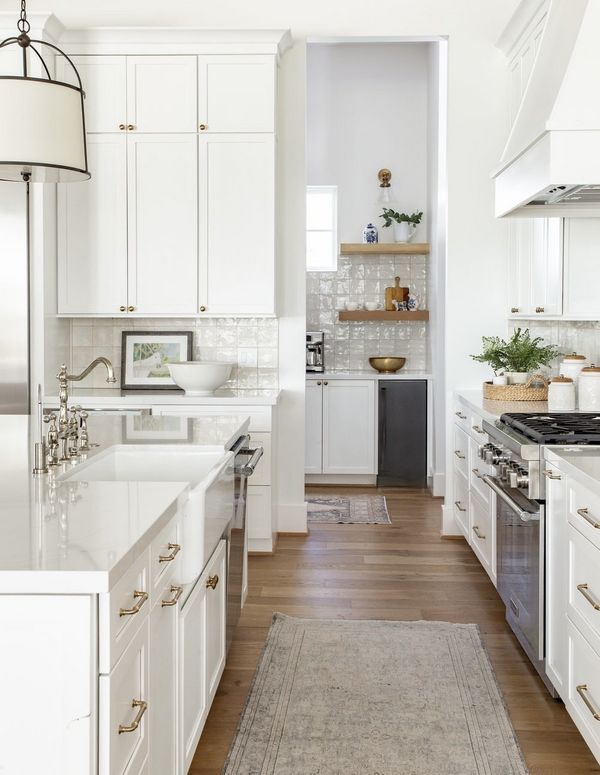 WHAT’S NOT TO LOVE ABOUT THIS MODERN FAMILY FARMHOUSE KITCHEN?