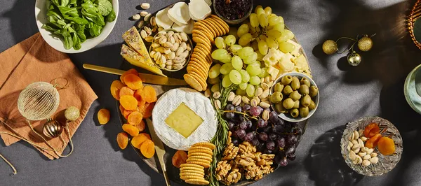 Weihnachtliches Charcuterie-Brett mit gebackenem Camembert