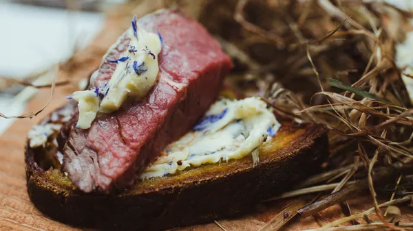 Wagyu Entrecôte mit Kornblumenbutter