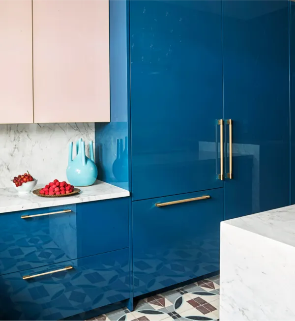 Réfrigérateurs prêts pour panneau personnalisé Thermador cuisine bleue et dorée