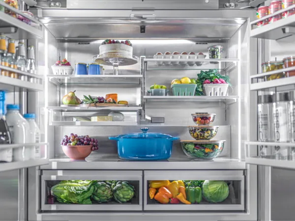 Réfrigération Thermador Éclairage de style théâtral primé à l'intérieur d'un frigo avec congélateur dans le bas avec aliments