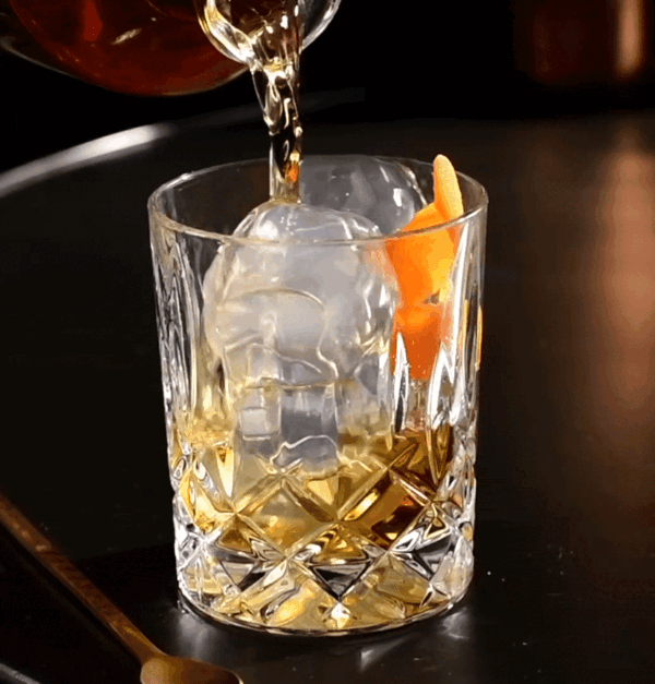 Tout nouveaux glaçons de forme unique dans une boisson au whisky