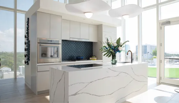 thermador-miami-virtual-showroom-tour-masterpiece-collection-white-navy-blue-tile-kitchen