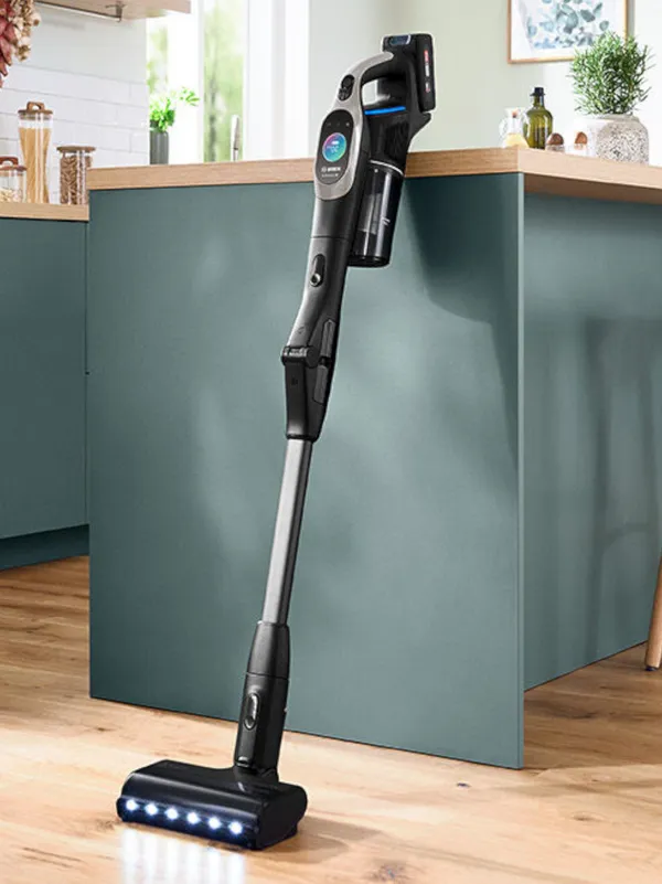 Aspirapolvere senza filo Bosch Unlimited 10 appogiata a un piano di cucina moderno color petroglio