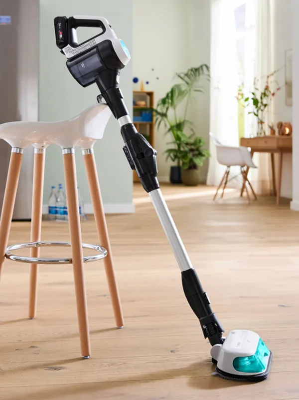 Aspirapolvere senza filo Bosch Unlimited 7 Aqua in una cucina moderna con pavimento in legno