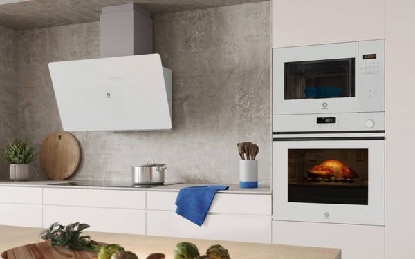 Cocina completa Balay con electrodomésticos de cristal blanco