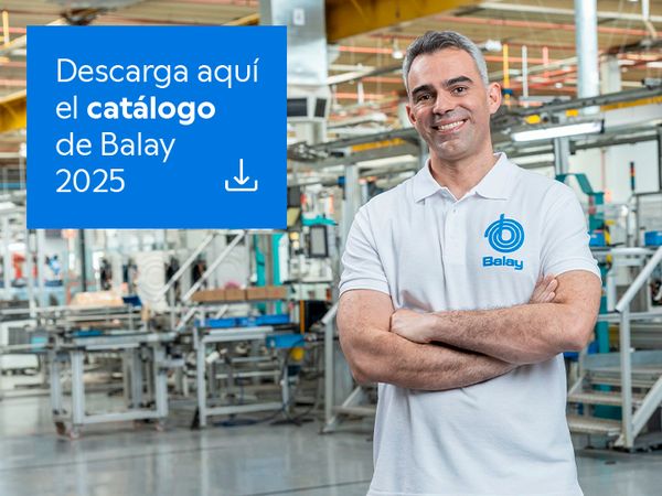 Un trabajador de Balay aparece en un entorno de fábrica, con un destacado cartel azul que insta a los espectadores a descargar el catálogo Balay 2025.