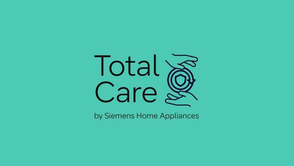 Miniatura de vídeo com o título «Total Care by Siemens Home Appliances» (Cuidados totais com os eletrodomésticos Siemens) num fundo azul, apresentando uma ilustração de duas mãos segurando um objeto circular.
