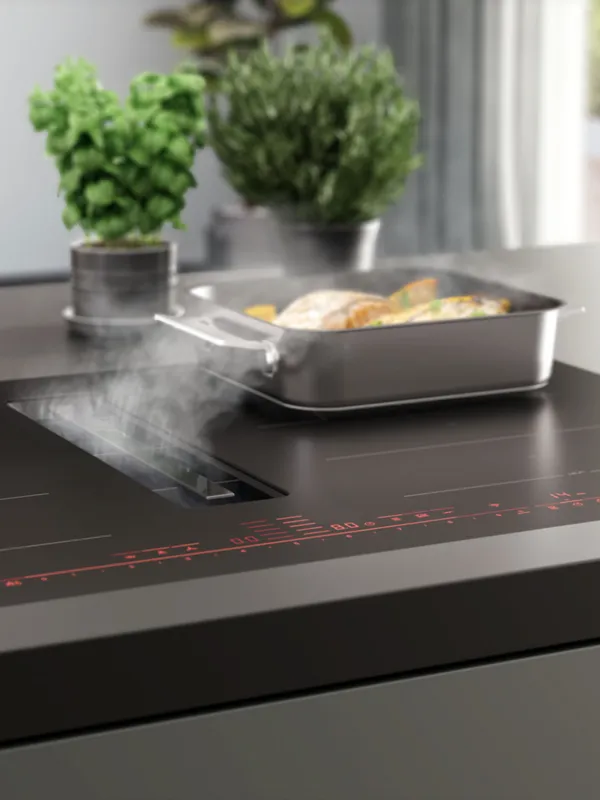 Une plaque de cuisson à induction noire et élégante avec de la nourriture fumante dans une casserole, entourée d'herbes en pot, créant une ambiance de cuisine moderne.