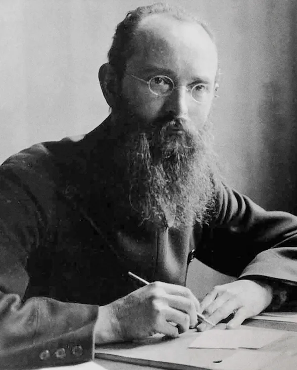 Robert Bosch sedi za stolom sa olovkom u ruci.
