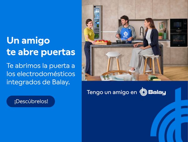 Tres amigos en una cocina moderna, cocinan y disfrutan juntos, con texto promocional sobre cocinas integradas de Balay.