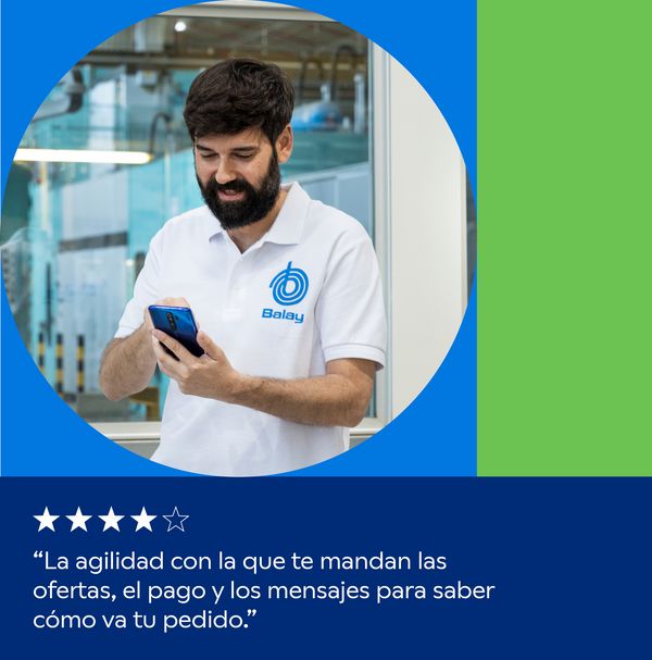 Trabajador de Balay junto a mujer conversan sonrientes junto a un vehículo de reparto, destacando el servicio.