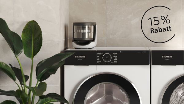 Siemens Waschmaschine mit externen Mikroplastikfilter und Hinweis auf aktuelle Aktion mit 15 % Rabatt auf Zubehör im Siemens Online Shop