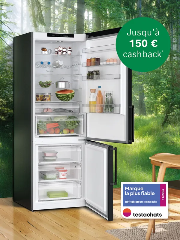 Un réfrigérateur noir moderne dans un cadre forestier, rempli de nourriture et de boissons fraîches, promouvant une offre de cashback allant jusqu'à 150 €.