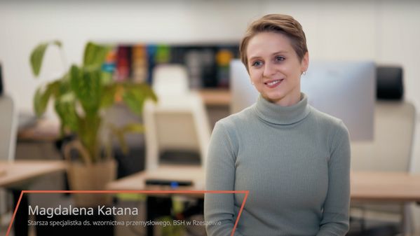 Kobieta udziela wywiadu na tle biura