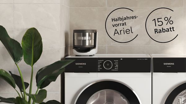 Siemens Waschmaschine mit externen Mikroplastikfilter und Hinweis auf aktuelle Aktion mit 15 % Rabatt auf Zubehör und gratis Ariel im Siemens Online Shop
