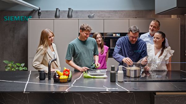 Scopri gli innovativi elettrodomestici Siemens nei nostri showroom e lasciati ispirare dalla vasta selezione. Che sia nel corso di una consulenza personalizzata o di un evento gastronomico, il nostro team di esperti ti aiuterà nella scelta.