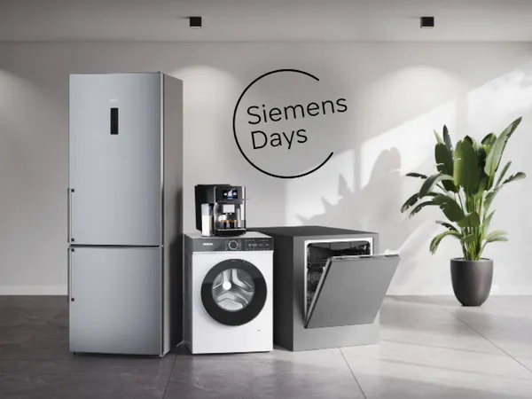 Eine moderne Küchenszene mit einem Siemens Kühlschrank aus Edelstahl, einer Waschmaschine und einer Kaffeemaschine, mit einem Werbetext an der Wand.