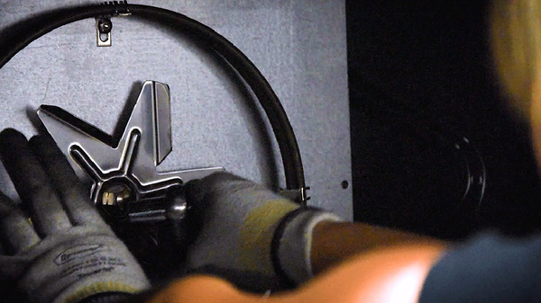 Intérieur d'une usine de fabrication à LaFollette, TN, présentant des machines et un savoir-faire artisanal avec un ouvrier qui se promène.