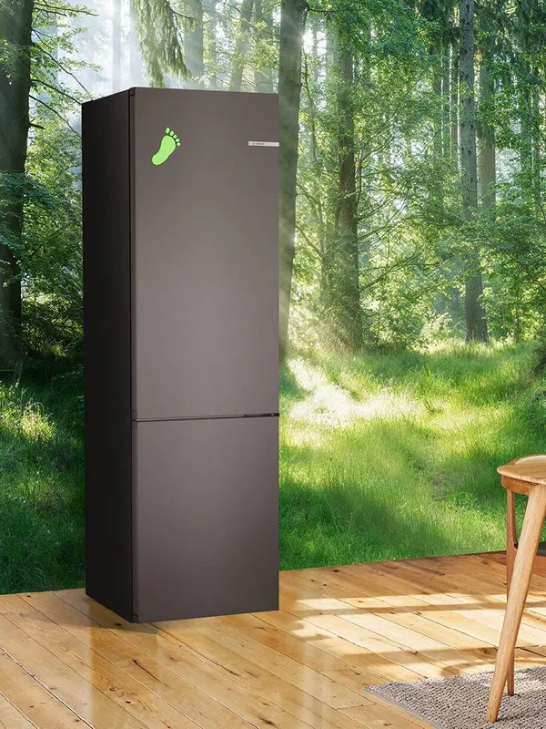 Un elegante frigorifero nero si trova in un sereno ambiente forestale, evidenziando l'ecosostenibilità con un logo con impronta verde.
