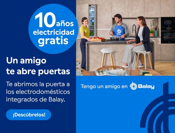 Tres amigos en una cocina moderna, cocinan y disfrutan juntos, con texto promocional sobre electrodomésticos integrados.