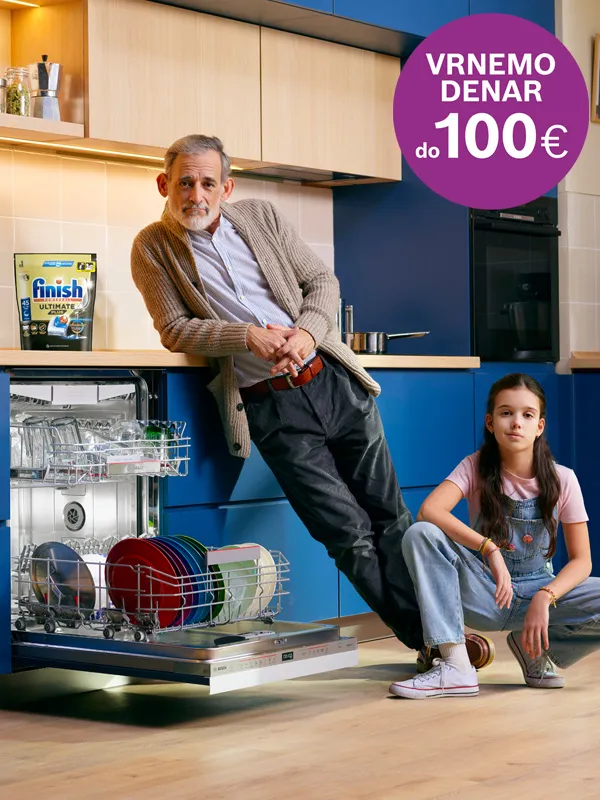 Gospod se naslanja na pomivalni stroj Bosch, ob promociji 5-letne garancije.