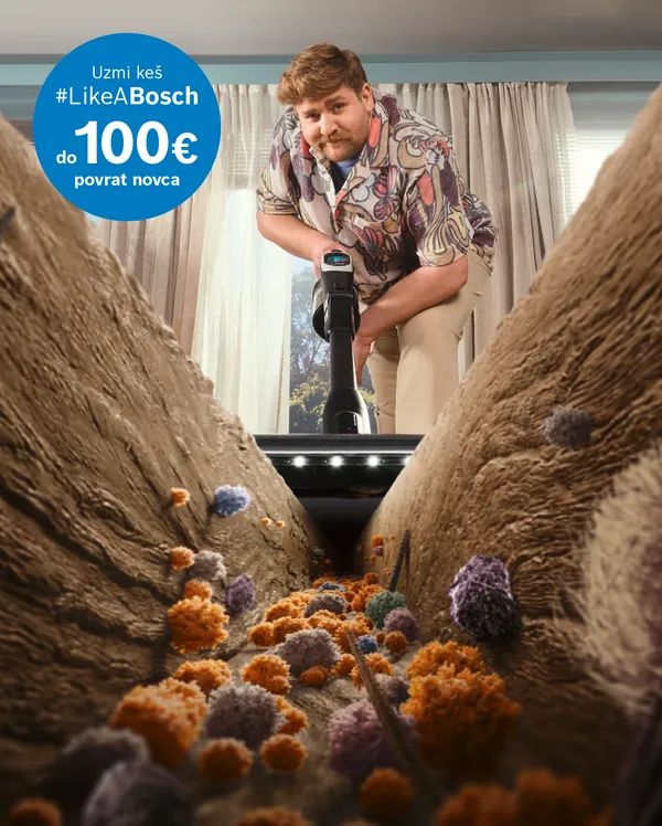 Muškarac drži Bosch usisavač tijekom promocije proizvoda.