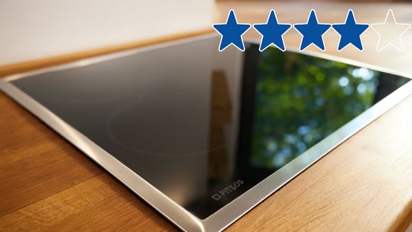 Μια εστία pitsos πάνω σε ξύλινο πάγκο κουζίνας και τέσσερα στα πέντε αστέρια δεξιάστο πάνω μέρος της φωτογραφίας.