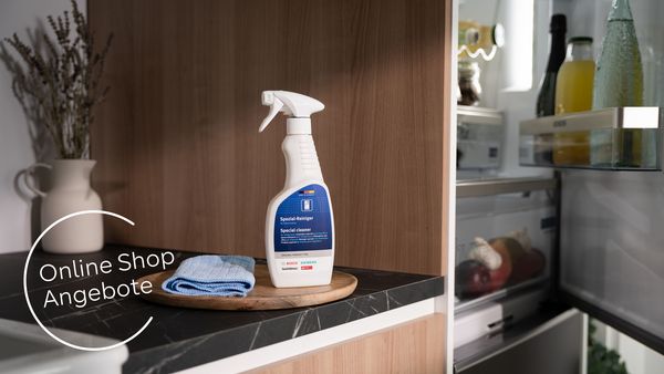 Siemens K&uuml;hlger&auml;te Zubeh&ouml;r auf K&uuml;chentresen neben offenem K&uuml;hlschrank mit Hinweis auf Zubeh&ouml;r Angebot im Onlne Shop