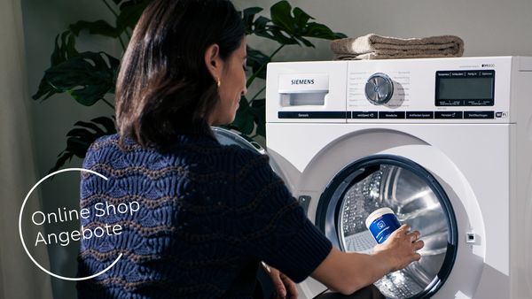 Frau wendet Zubeh&ouml;r an Siemens Waschmaschine an mit Hinweis auf Zubeh&ouml;r Online Shop Angebote